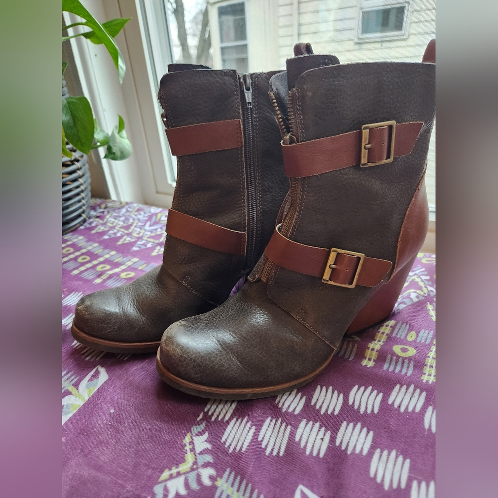 Size 10 Korks by Kork-Ease Two-Tone Leather, adjustable Buckle.